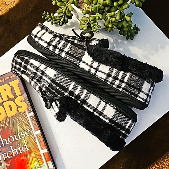 Slippers - Picture 3 of 16